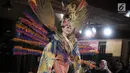 Finalis DKI Jakarta, Stephanie C. M. menampilkan bakat dalam balutan busana tradisional dari daerahnya saat babak preliminary Miss Grand Indonesia 2018 di Jakarta, Senin (16/7). Sebanyak 30 finalis mencapai babak preliminary. (Liputan6.com/Faizal Fanani)