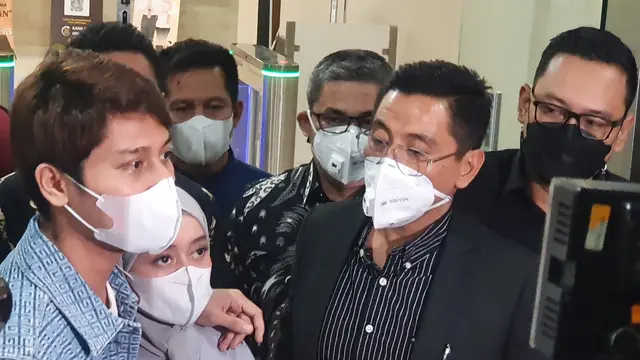 Pasangan artis, Rizky Billar dan Lesti Kejora, setelah menjalani pemeriksaan Bareskrim Polri, Rabu (20/4/2022) (Merdeka.com/ Bachtiarudin Alam)