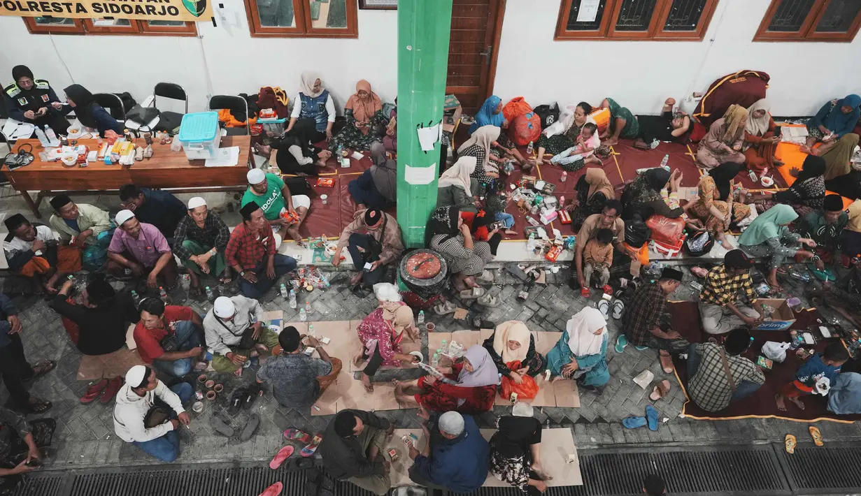 Total korban yang telah dievakuasi ada sebanyak 107 orang, dengan lima di antaranya dinyatakan meninggal dunia. (AP Photo/Achmad Ibrahim)