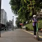 Pengguna jalan mengendarai otopet atau skuter listrik di Jakarta, Rabu (16/10/2019). Pemerintah Provinsi DKI Jakarta melalui Dinas Perhubungan menyiapkan regulasi untuk penggunaan skuter listrik di jalur sepeda. (merdeka.com/Iqbal Nugroho)