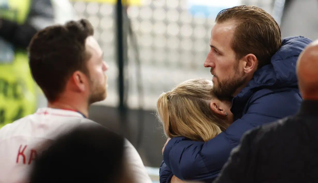 Pemain Inggris Harry Kane memeluk istrinya Katie Goodland atau Kate pada akhir pertandingan final Euro 2020 antara Inggris dan Italia di Stadion Wembley, London, Inggris, Minggu (11/7/2021). Italia mengalahkan Inggris 3-2 dalam adu penalti. (John Sibley/Pool Photo via AP)