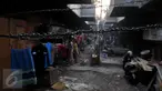 Suasana aktivitas warga yang tinggal di kolong jembatan Penjagalan, Penjaringan, Jakarta, Kamis (13/8/2015). Mahalnya biaya hidup dan sewa layak di Jakarta membuat mereka terpaksa tinggal di kolong jembatan. (Liputan6.com/Johan Tallo)