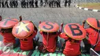 Buruh melakukan demo memperingati hari lahirnya organisasi buruh internasional World Federation of Trade Unions (WFTU) di Jakarta, Sabtu (3/10/2015).  Sejumlah PKL memanfaatkan demo buruh untuk meraup sedikit keuntungan. (Liputan6.com/Gempur M Surya)