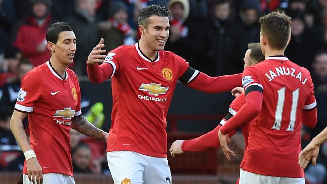 Pemain MU merayakan gol yang dicetak Robin van Persie ke gawang Leicester City dalam laga Liga Inggris di Stadion Old Trafford, Manchester (31/1/2015). MU menang 3-1 atas Leicester City. (AFP/Paul Ellis)