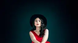 Tampil dengan handkerchief dress berwarna merah, pesona aktris berusia 18 tahun ini sangat memikat. Ditambah lagi dengan aksesoris topi hitam serta sepatu boot warna gelap, bikin terpesona. (Liputan6.com/IG/@tissabiani)