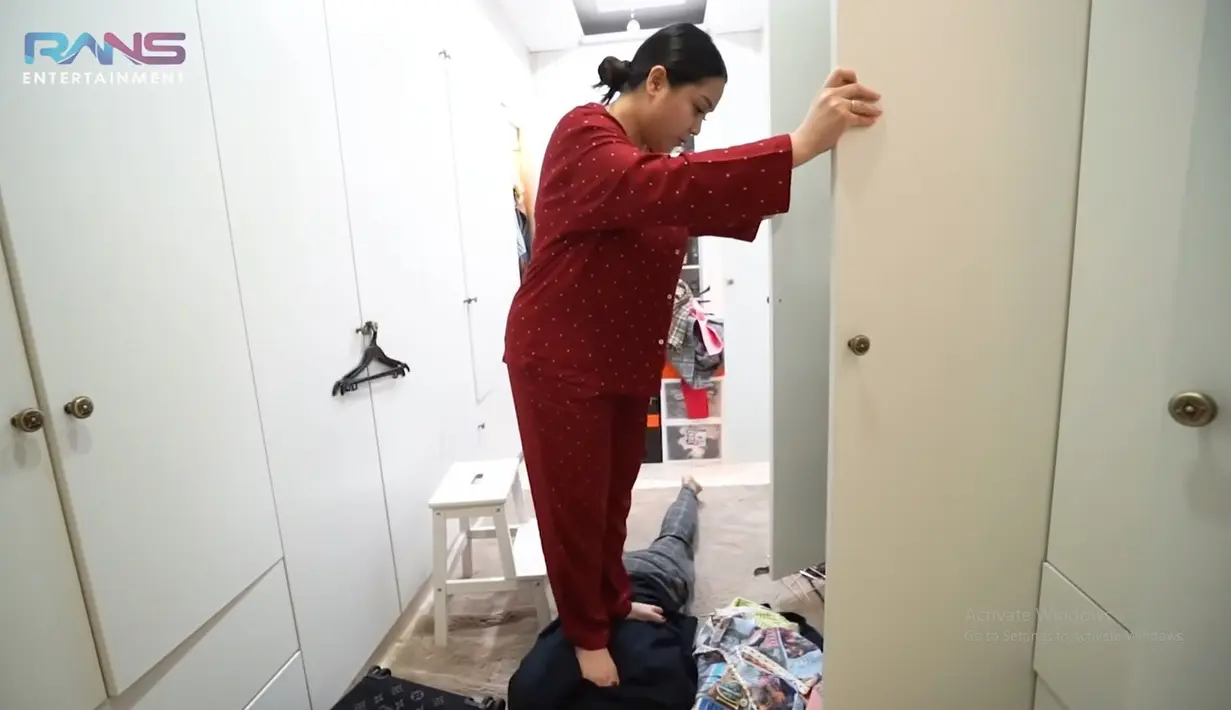 Bukan hal yang baru lagi jika kamu melihat Nagita Slavina dalam setelan piyama atau gaun tidur saja saat syuting di rumah. Ini adalah setelan piyama atasan lengan pendek dan celana panjang berwarna merah dari brand Oysho, yang jika ditotal harganya mencapai Rp900.000. Foto: Youtube.