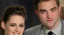 Robert Pattinson akhirnya mengakhiri hubungannya dengan Kristen Stewart. Robert Pattinson berusaha melupakan Kristen Stewart dengan menggandeng FKA Twigs yang kini menjadi kekasihnya. (AFP/Bintang.com)