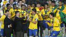Kapten Timnas Brasil U-20, Bruno Uvini (tengah), menerima trofi Piala Dunia U-20 2011 setelah mengalahkan Portugal U-20 yang berlangsung di Bogota, Kolombia, Sabtu (20/8/2011). Brasil menang 3-2 atas Portugal lewat babak perpanjangan waktu. (AFP/Eitan Abramovich)