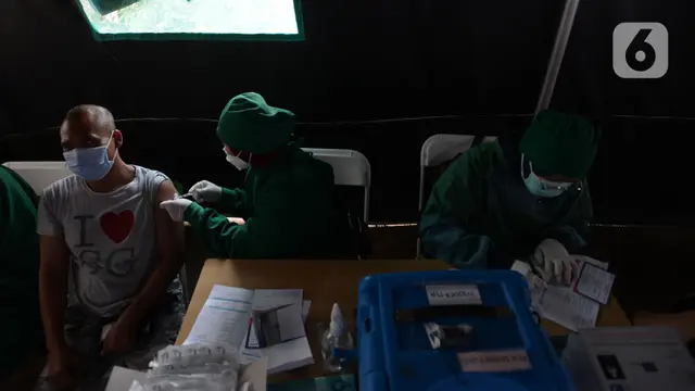 FOTO: Vaksin COVID-19 Moderna untuk Tenaga Kesehatan dan Masyarakat Umum