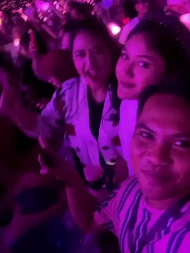 6 Potret Erina Gudono dan Kahiyang Ayu Kompak Nonton Blackpink, Penampilannya Disorot