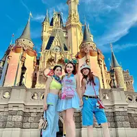 Femmy Permatasari sedang menikmati liburan di Jepangbersama dua putrinya, Richita Permata Djaya dan Brigidta Permata Djaya. Saat liburan ke luar negeri, ia sering dianggap sebagai kakak dari Cinta dan Brigidta. [Instagram/femmypermatasari]