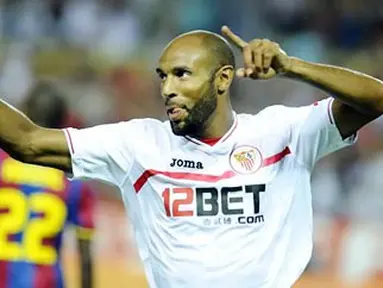 Striker Sevilla Frederic Kanoute menyumbang dua gol untuk mengalahkan Barcelona 3-2 pada leg pertama Piala Super Spanyol di Stadion Ramon Sanchez Pizjuan, 14 Agustus 2010. AFP PHOTO/CRISTINA QUICLER