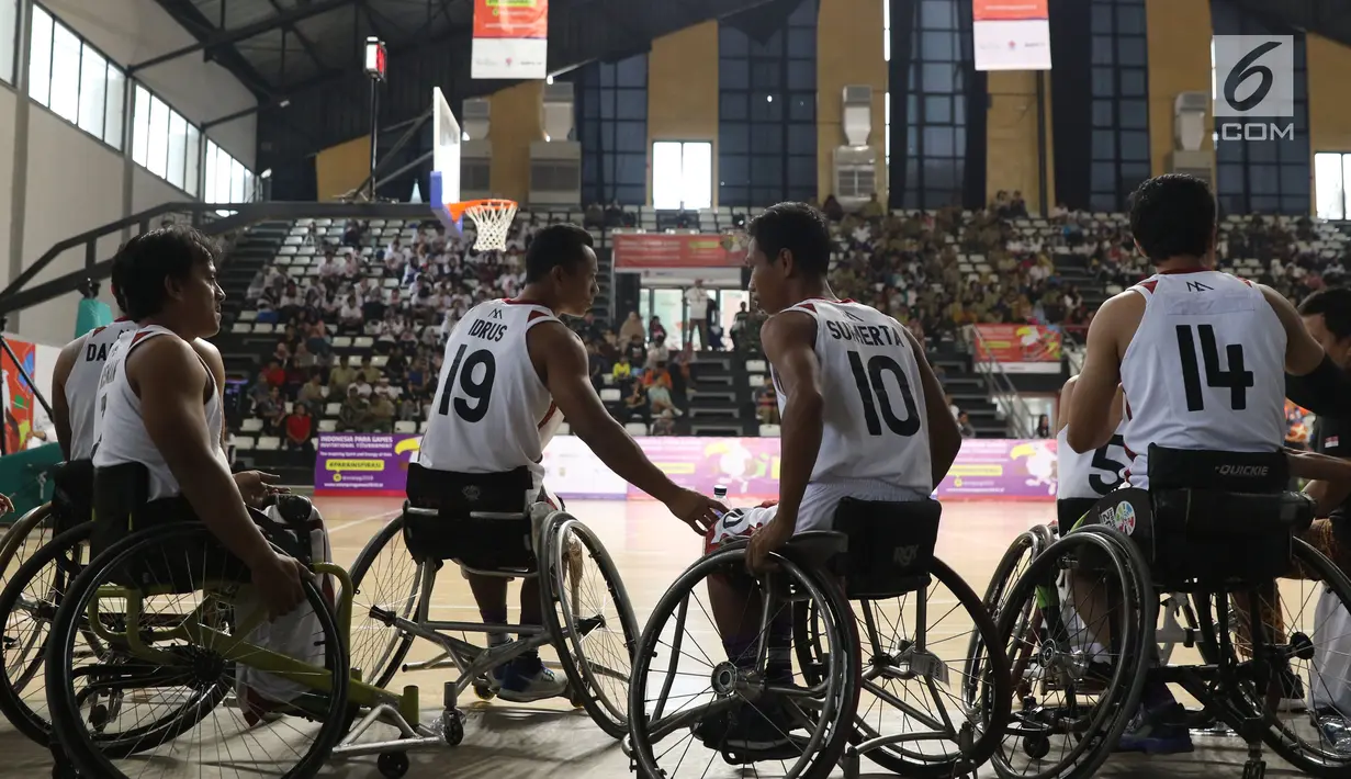 Pebasket difable Indonesia bersiap berlaga melawan Malaysia pada laga Indonesia Para Games Invitational Tournament 2018 di Hall A Senayan, Jakarta, Minggu (1/7). Indonesia unggul 54-53. (Liputan6.com/Helmi Fithriansyah)