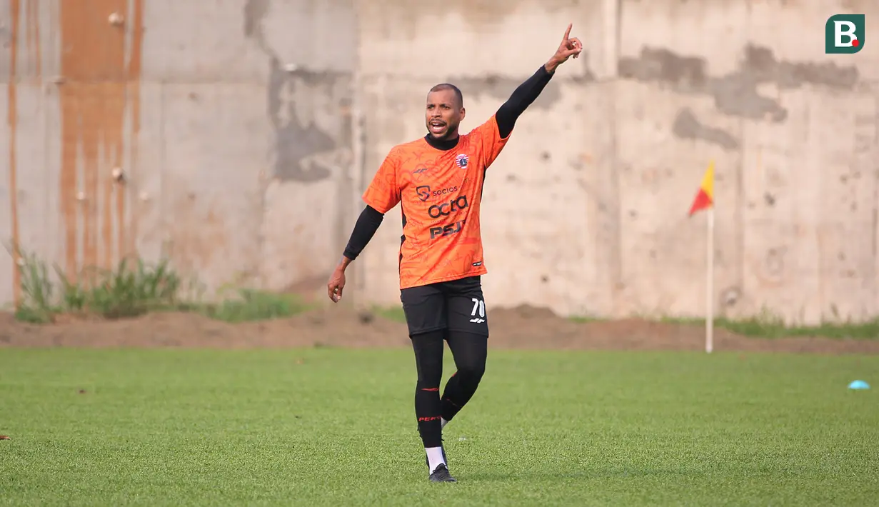 Pemain Persija Jakarta, Gustavo Almeida memberi aba-aba saat pertandingan internal sesama pemain dalam sesi latihan yang berlangsung di Nirwana Park, Bojongsari, Depok, Jawa Barat, Senin (20/11/2023). (Bola.com/Ikhwan Yanuar)