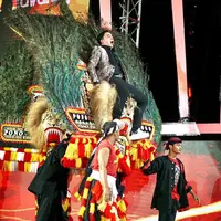 Anwar di atas kepala reog [Foto: Instagram.com/anwar_bab]