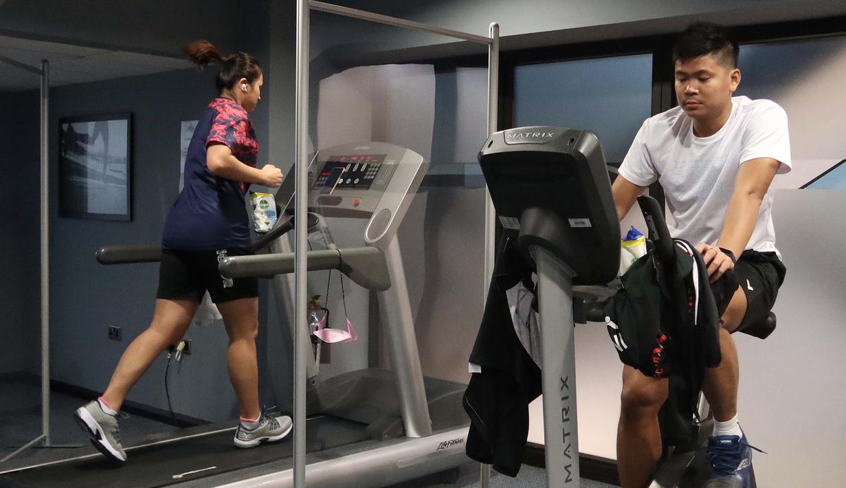 Pasangan ganda Campuran Indonesia, Praveen Jordan (kanan) dan Melati Daeva Oktavianti berlatih ringan di gym Hotel Crowne Plaza Birmingham City Centre, Inggris, Senin (15/3/2021) menjelang berlangsungnya Turnamen All England 2021. (Dok. PBSI)