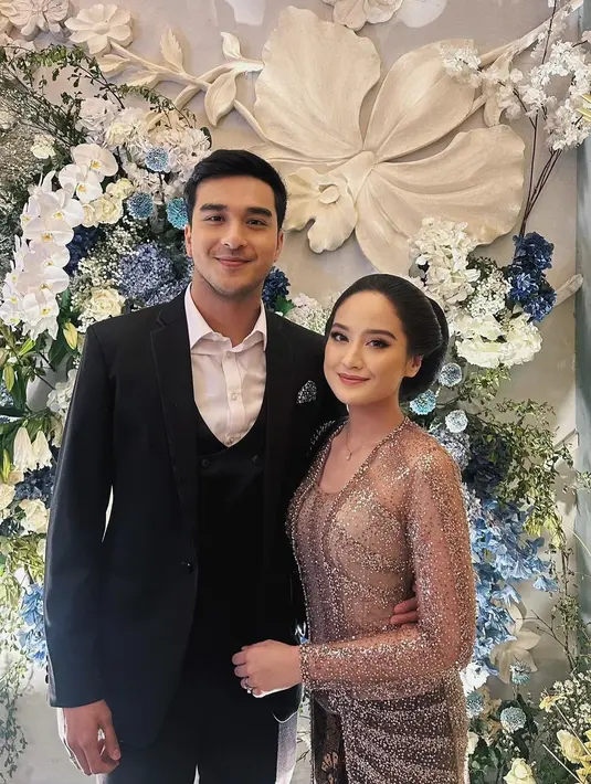 Salshabilla Adriani menunjukkan pesona elegannya dalam balutan kebaya dan sanggul Jawa. [@ibrhmrsyd]