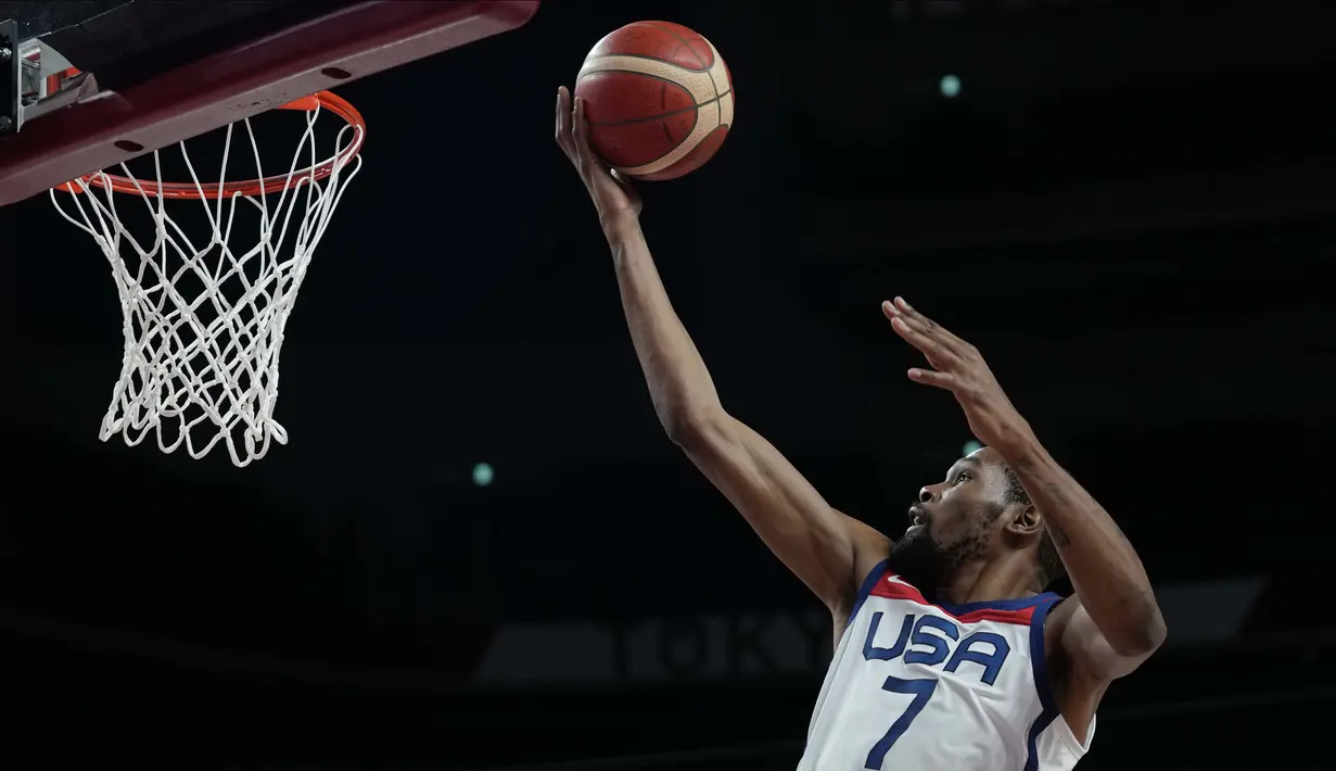 Titik balik di kuarter pertama partai final Olimpiade Tokyo 2020 ini terjadi saat tim AS menyamakan skor 15 sama lewat Kevin Durant. Pertandingan memang masih berjalan sengit, tapi AS mampu unggul di kuarter pertama. (Foto: AP/Eric Gay)