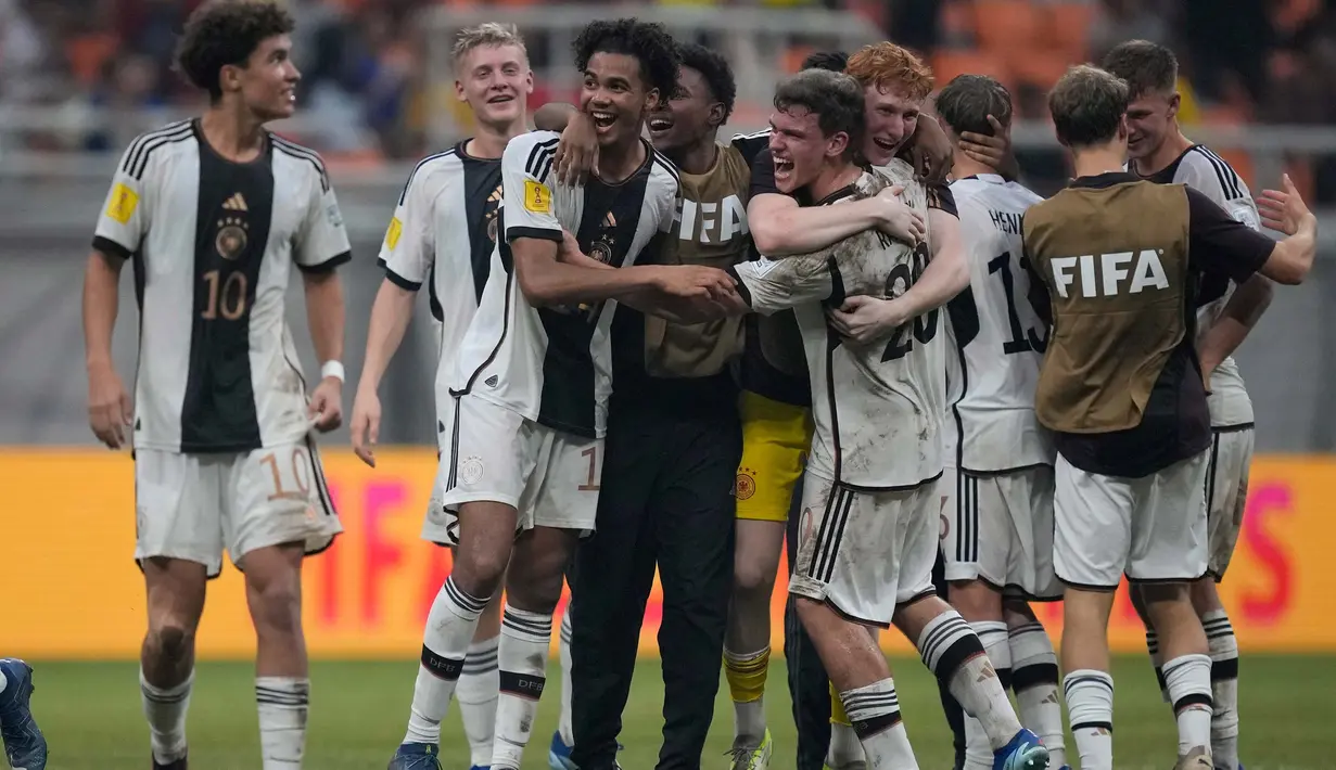Para pemain Jerman merayakan kemenangan atas Spanyol pada perempat final Piala Dunia U-17 di Jakarta International Stadium, Jumat, 24 November 2023. (AP Photo/Achmad Ibrahim)