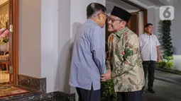 Kedatangannya langsung disambut oleh Jusuf Kalla di pintu depan rumah. (Liputan6.com/Faizal Fanani)
