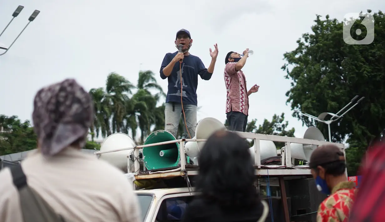 Massa dari Aliansi Anak Bangsa Cinta Kedamaian menggelar aksi unjuk rasa di depan Gedung Polda Metro Jaya, Jakarta, Senin (7/12/2020). Massa menuntut aparat kepolisian segera menangkap Rizieq Shihab atas dugaan pelanggaran protokol kesehatan beberapa waktu lalu. (Liputan6.com/Immanuel Antonius)