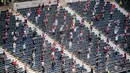 Para suporter terlihat di stadion Deutsche Bank Park sebelum pertandingan Bundesliga Jerman antara Eintracht Frankfurt melawan Arminia Bielefeld di Frankfurt, Jerman (19/9/2020). Sekitar 6.500 suporter diizinkan memasuki stadion untuk menonton. (Xinhua/Kevin Voigt)