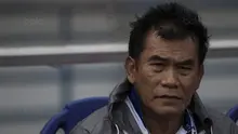 Pelatih PSIS, Subangkit, mengamati anak asuhnya saat melawan Martapura FC pada laga perebutan tempat ketiga Liga 2 di Stadion GBLA, Bandung, Selasa (28/11/2017). PSIS menang 6-4 atas Martapura FC. (Bola.com/Vitalis Yogi Trisna)