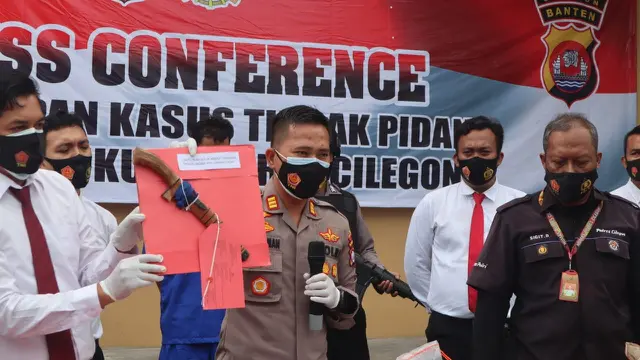 Kapolsek Ciwandan, AKP Ali Rahman, Saat Menunjukkan Barang Bukti Pencurian Hewan Ternak. (Rabu, 03.02.2021). (Dokumentasi Polsek Ciwandan).