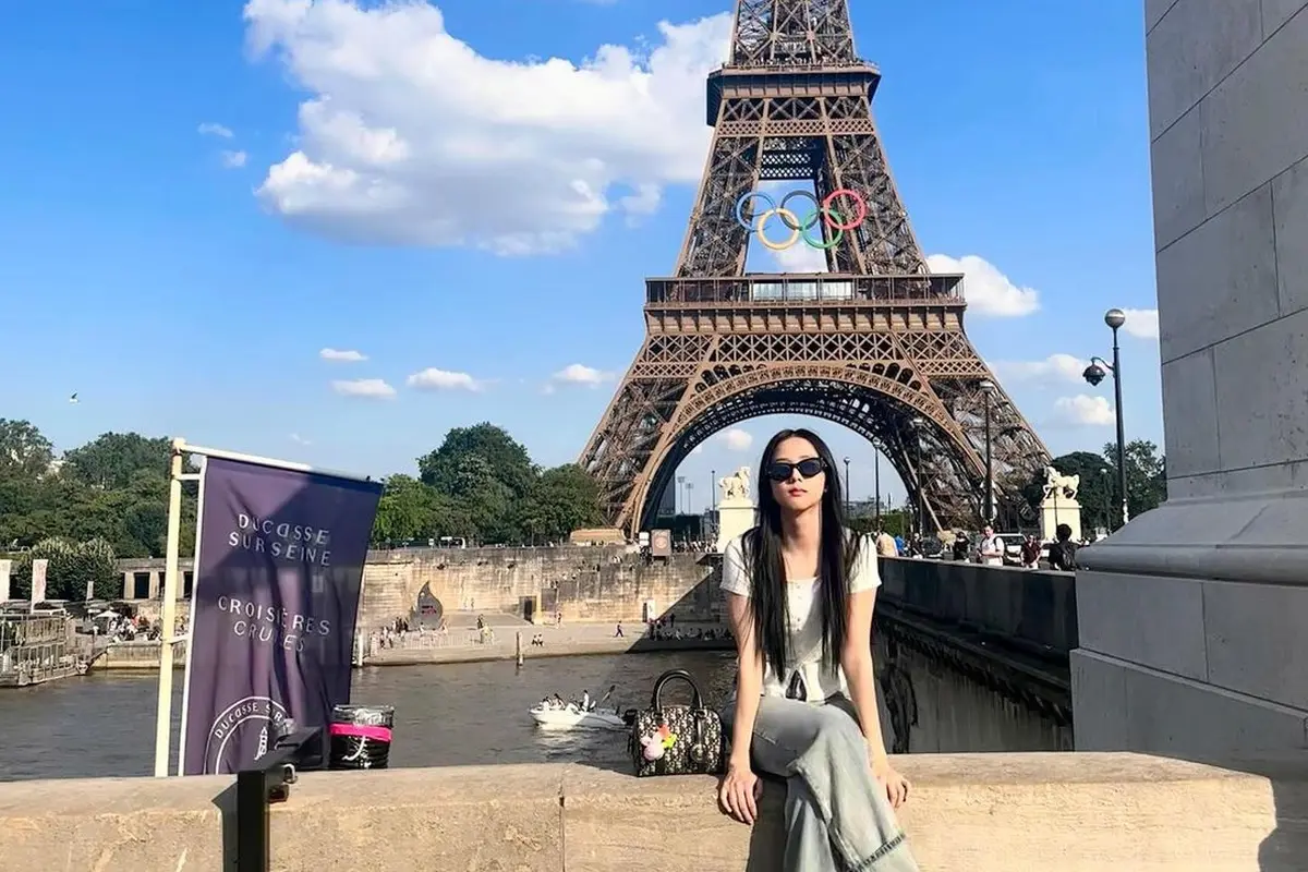 6 Gaya Melokal Jisoo BLACKPINK dengan Outfit Kasual Tapi Mahal di Paris, Kenakan T-Shirt Rp800ribuan dengan Tas Puluhan Juta