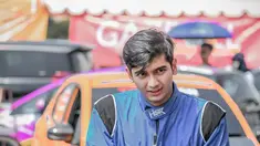 Teuku Ryan berpose di depan mobilnya mengenakan busana khas pembalap. (Foto: Instagram/ teukuryantr).