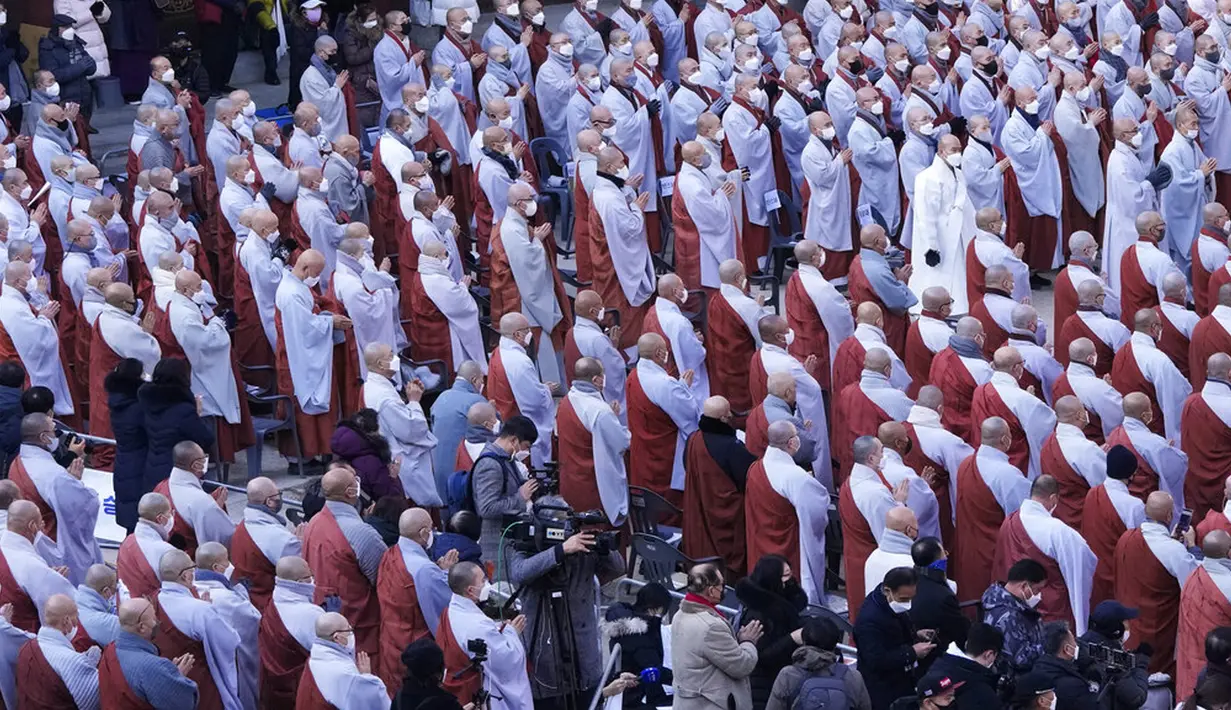Biksu Buddha Korea Selatan berdoa selama rapat umum menentang kebijakan pemerintah di Kuil Jogye, Seoul, Korea Selatan, 21 Januari 2022. Ribuan biksu Buddha berkumpul untuk memprotes dugaan diskriminasi agama oleh pemerintah Korea Selatan. (AP Photo/Ahn Young-joon)