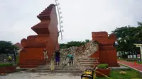 Penampakan reruntuhan Gapura Candi Bentar di Taman Pataraksa Cirebon ambruk. (Istimewa)