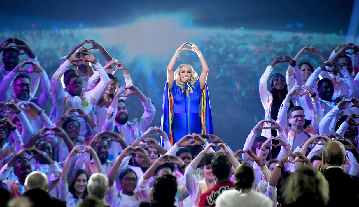 Carrie Underwood saat tampil di panggung CMA Awards 2018 di Bridgestone Arena, Nashville, Tennessee, AS, Rabu (14/11). Pelantun 'Cry Pretty' tersebut mencuri perhatian dengan kehamilannya yang semakin membesar. (Michael Loccisano/Getty Images/AFP)