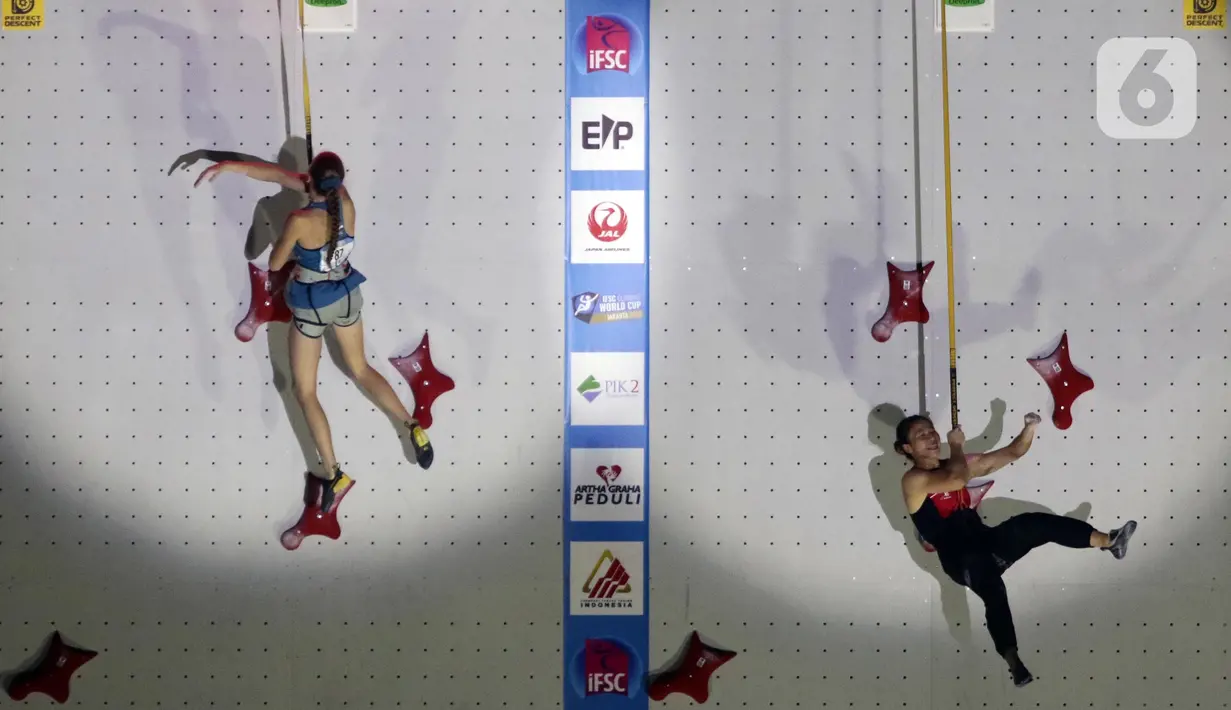 Atlet Panjat Tebing Putri China, Lijuan Deng (kanan) meluapkan kegembiraan usai menumbangkan Natalia Kalucka (Polandia) di Kejuaraan Panjat Tebing Dunia IFSC 2022 di Jakarta, Sabtu (24/9/2022). Lijuan Deng menempati posisi pertama dengan catatan waktu 6,66 detik usai di babak Final mengalahkan Natalia Kalucka. (Liputan6.com/Helmi Fithriansyah)