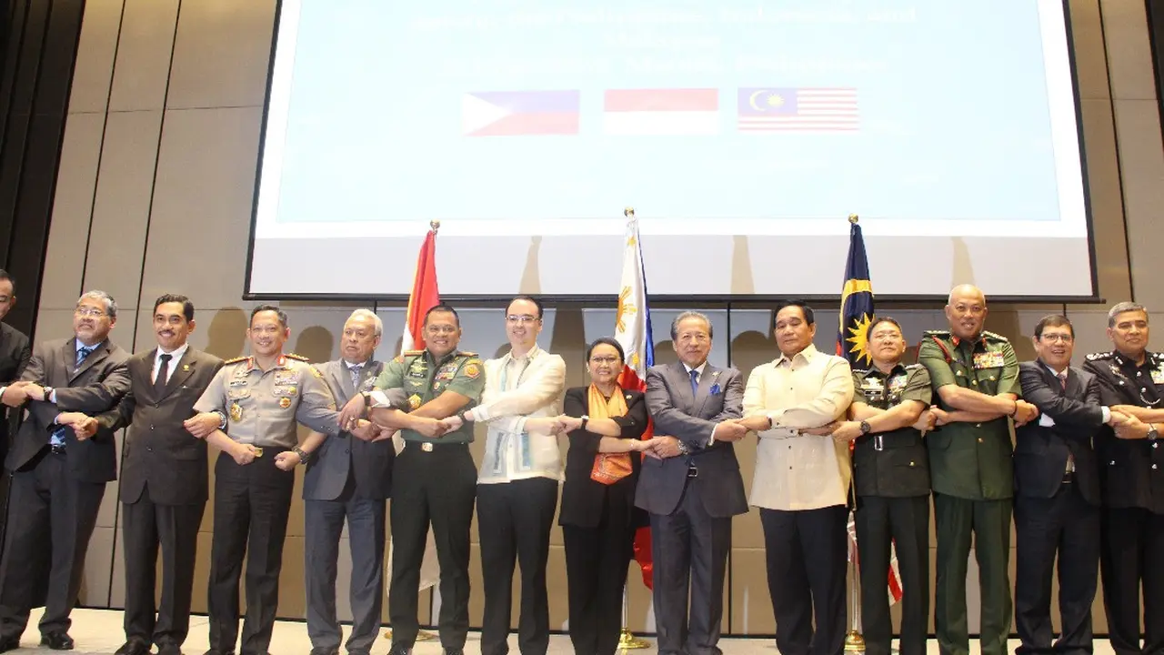 Menlu Retno Marsudi dalam pertemuan trilateral di Manila, Filipina. (Dokumentasi Kemlu)