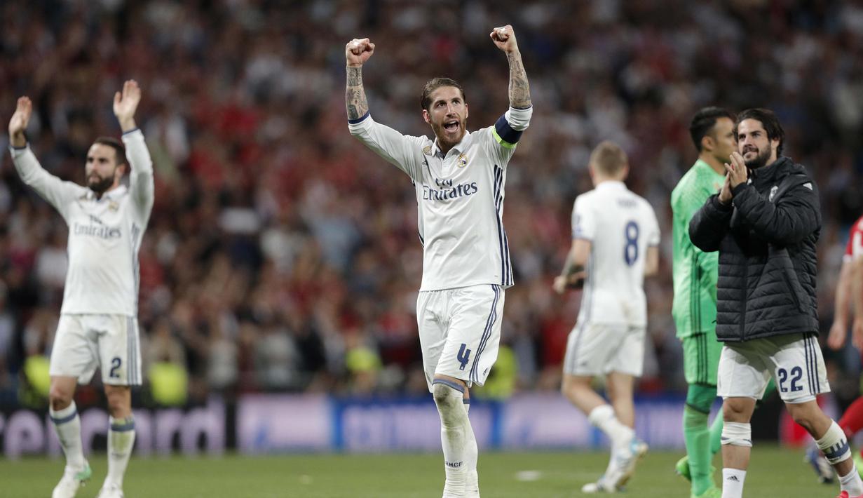 Sergio Ramos dan para pemain Real Madrid merayakan kemenangan atas Bayer Munchen pada leg kedua perempatfinal Liga Champions di Santiago Bernabeu stadium, Madrid, (18/4/2017). Real Madrid menang 4-2.  (AP/Daniel Ochoa de Olza)
