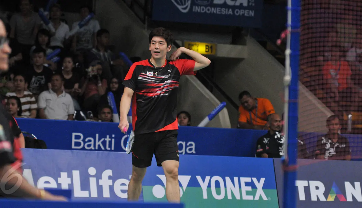 Ketampanan Lee Yong Dae membuat para wanita antusias menyaksikan kejuaraan Indonesia Open Superseries Premier 2015, Jakarta, Rabu (4/6/2015). Yong Dae menjadi magnet di Senayan karena menjadi perhatian suporter wanita. (Liputan6.com/Herman Zakharia)