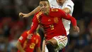 Bek Inggris, Harry Maguire berebut bola udara dengan striker Spanyol, Rodrigo selama pertandingan UEFA Nations League di Stadion Wembley 8 September 2018.  Maguire mengalahkan Virgil van Dijk yang dibeli Liverpool dari Southampton sebesar 75 juta poundsterling tahun 2018. (AFP Photo/Adrian Dennis)