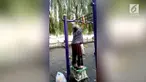 Dari gerak tubuh, rambut dan kulit, perempuan ini mungkin berusia sekitar 80 tahun. Tapi soal kekuatan tubuh jangan anggap enteng. Di usianya yang renta, Ia masih mampu bergantung dengan mudah di pull-up bars. Padahal anak muda saja banyak yang tak m...