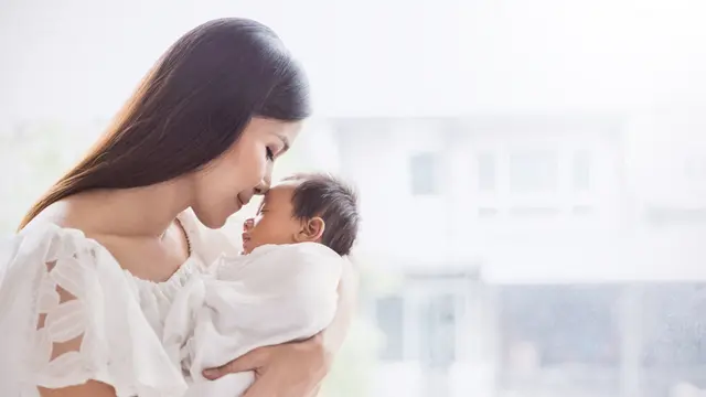 Rambut Rontok Saat Menyusui, Apa Sih Penyebabnya dan Bagaimana Cara Mengatasinya?