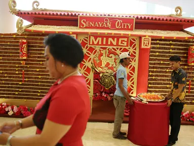 Penampakan bangunan berbahan baku kue keranjang di Senayan City, Jakarta, Kamis (8/2). Acara ini terselenggara berkat kerja sama antara Senayan City bersama Ming by Tunglok. (Liputan6.com/Immanuel Antonius)