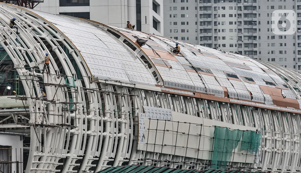 Pekerja menyelesaikan pembangunan stasiun Light Rail Transit (LRT) Dukuh Atas, Jakarta, Rabu (17/2/2021). Data per Januari 2021, pengerjaan prasarana LRT Jabodebek Tahap I telah mencapai 80,7 persen sehingga target beroperasi pada pertengahan 2022 akan tercapai. (merdeka.com/Iqbal S Nugroho)
