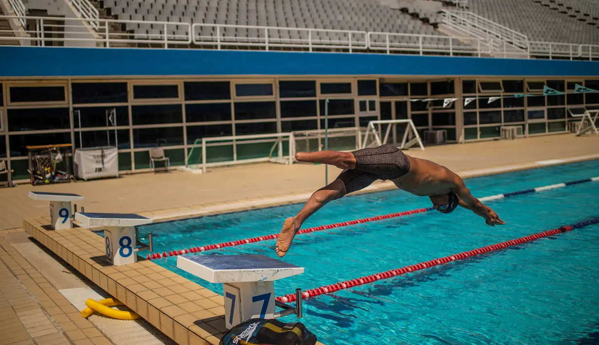 Ibrahim al-Hussein sedang berlatih untuk persiapan Tokyo Paralimpics Game 2020 di Olympic Aquatic Centre, Athena. Ia menyatakan tak pernah membayangkan akan berenang di tempat idola Olimpiadenya memecahkan rekor. (Foto: AFP/Angelos Tzortzinis)
