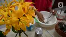 Perajin bunga sabun, Irniyuniati sedang membuat bunga mawar dari sabun batangan yang sudah diolah di Perumahan Bukit Indah, Ciputat, Tangerang Selatan, Banten, Jumat (2/10/2020). (merdeka.com/Dwi Narwoko)