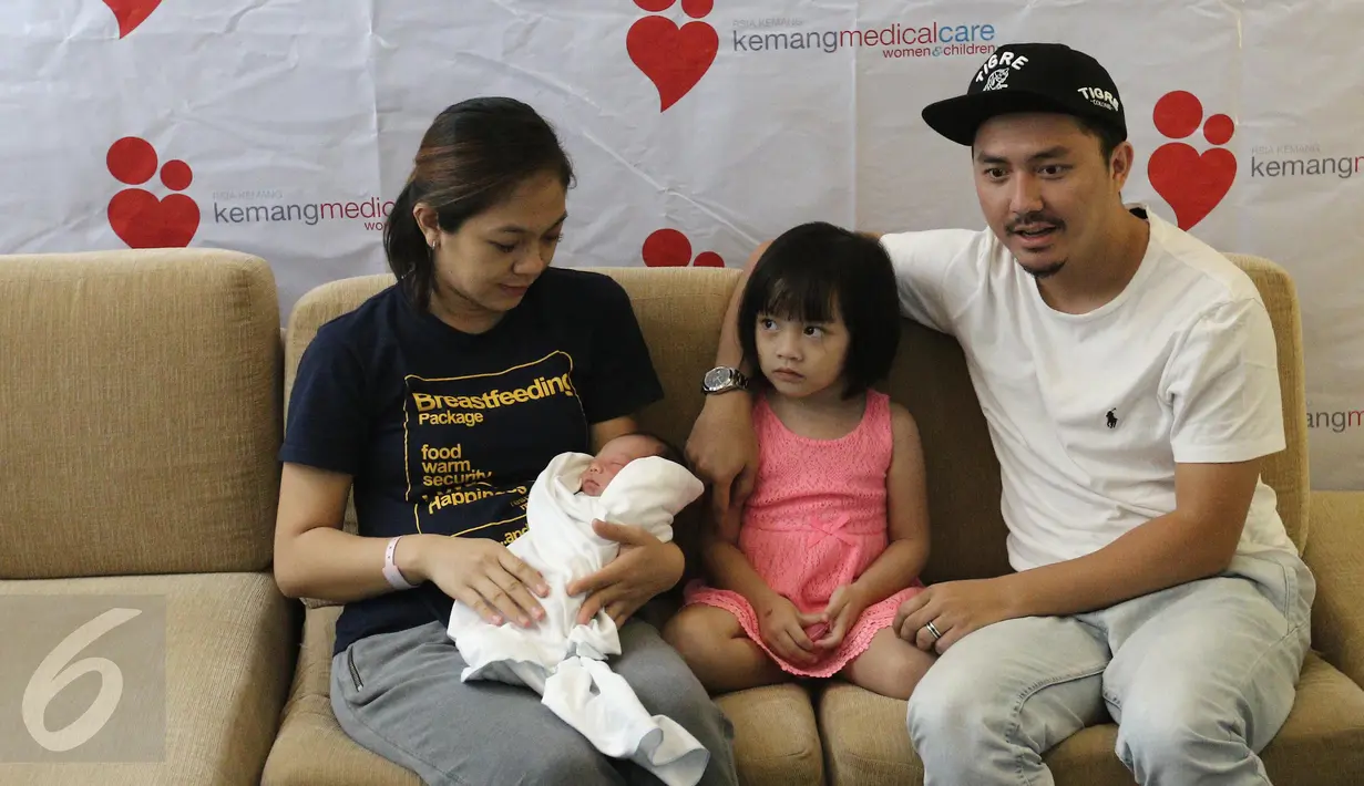 Ananda Omesh bersama istri saat jumpa pers kelahiran anak keduanya di rumah sakit kawasan Ampera, Jakarta, Senin (15/05). Omesh dan Dian Ayu membagi cerita proses persalinan yang sampai memakan waktu hingga 15 jam. (Liputan6.com/Herman Zakharia)
