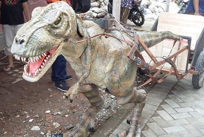 Replika T-Rex yang dibuat oleh Iqbal dan timnya/copyright merdeka.com