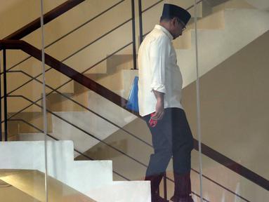 Mantan Menteri Agama, Yaqut Cholil Qoumas berjalan menuruni anak tangga gedung Merah Putih Komisi Pemberantasan Korupsi (KPK), Jakarta, Senin (1/9/2025). (Liputan6.com/Helmi Fithriansyah)
