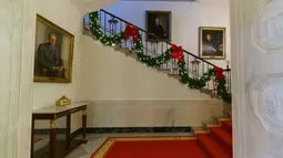 Dekorasi Natal menghiasi tangga utama atau Grand Staircase di Gedung Putih, Washington DC, Senin (26/11). Gedung Putih telah resmi didekorasi untuk menyambut Natal 2018 dengan mengangkat tema 'American Treasures'. (AP/Carolyn Kaster)
