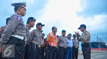 Petugas gabungan TNI-Polri melakukan persiapan di Pelabuhan Tanjung Emas Semarang, Minggu (24/1/2016). Persiapan dilakukan untuk mengamankan kedatangan Anggota Gafatar. (Foto:Gholib)