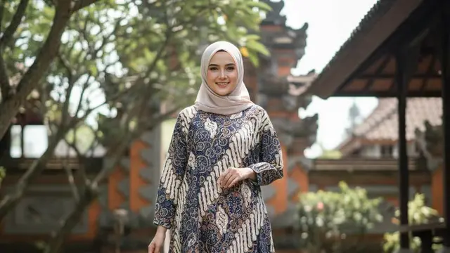 Model Gamis Batik Longgar Tampilan Syar'i